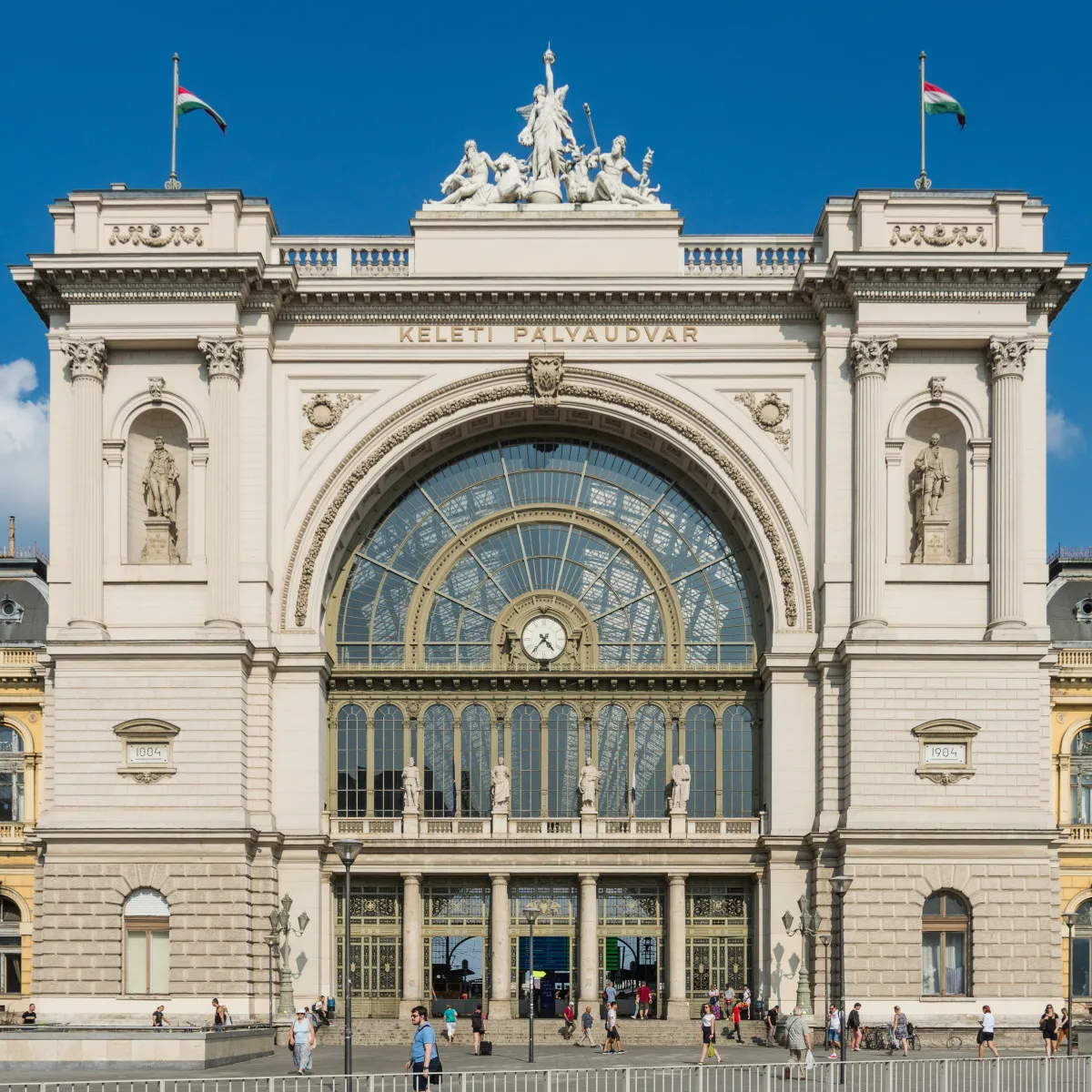 keleti-palyaudvar Szabadtéri szabadulószoba a kelti pályaudvarnál, akár randiprogram is